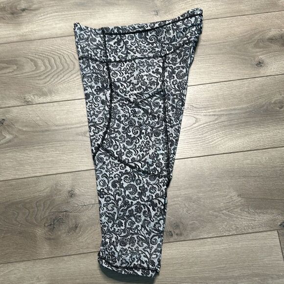 Lululemon Outrun Crop Mini Cinder Lace White Black Mesh Leggings Size 10 - Picture 3 of 13